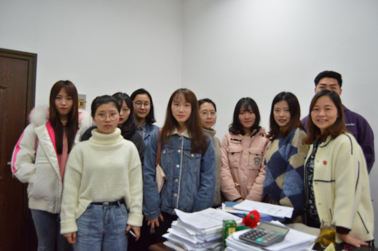 (资利萍教授与同学们合影)