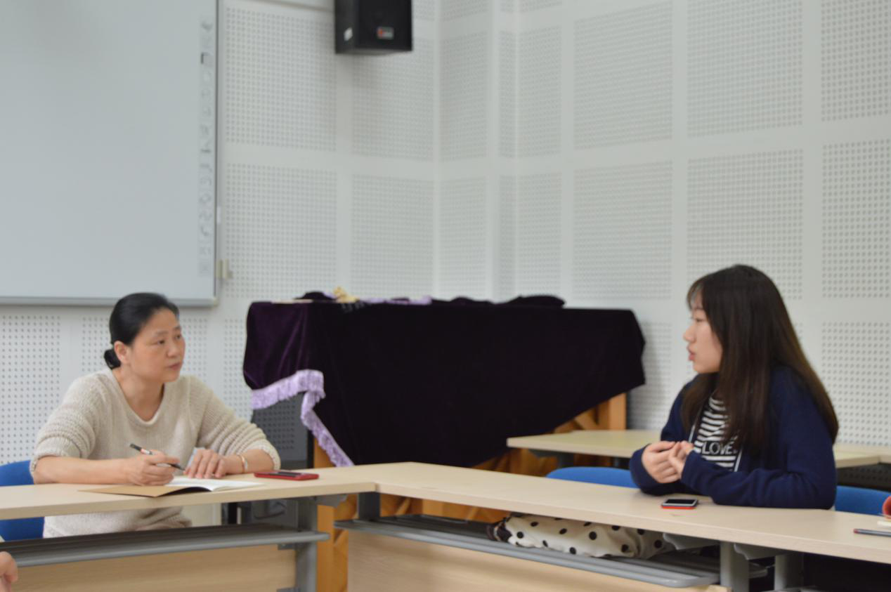 (朱坚坚副教授仔细记录同学们的反馈信息)