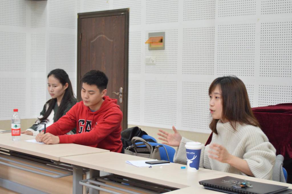 (易慧老师与同学们分享留学经验)