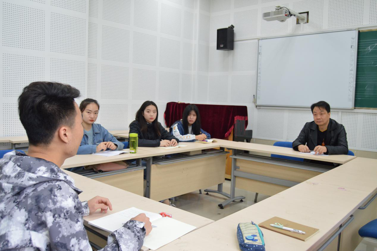 (陈世扬副教授与同学们面对面交流)